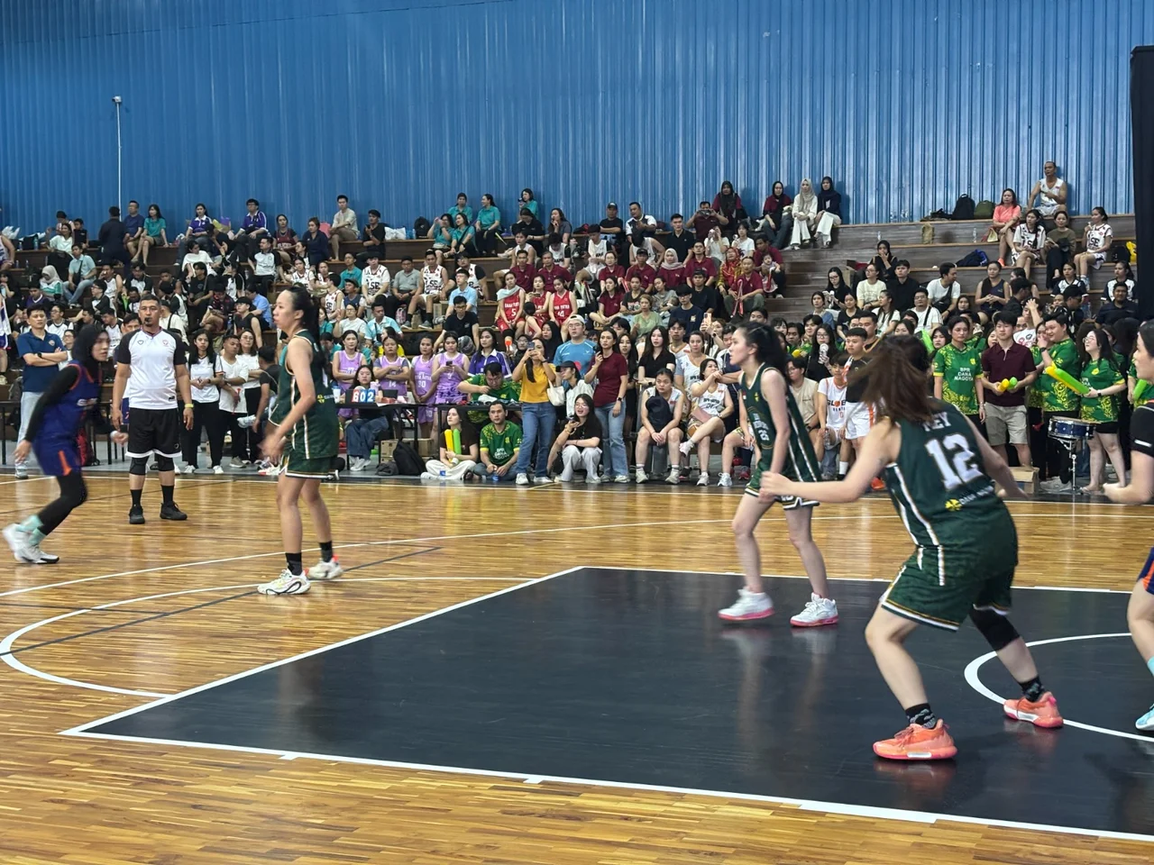 Foto : Atlet Basket BPR Dana Nagoya berkaos Hijau saat bertanding.&nbsp;